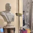El busto de Carlos Menem reemplaza a Néstor Kirchner en Casa Rosada